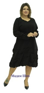 Чёрное платье с кокетливыми защипами по нижней части